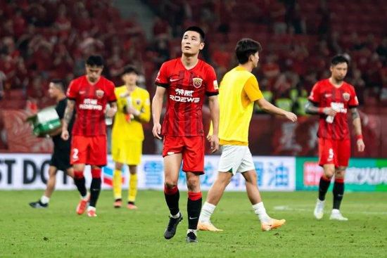 目前尤文以11胜3平1负的成绩暂时排在意甲联赛榜首，不过加上本场比赛，尤文本赛季已经9次完成零封对手，而且这其中有5场是以1-0的比分击败对手。